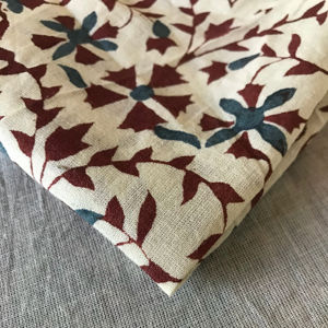 Tela de algodón estampada a mano – Base blanca con estampado geométrico floral de enredaderas en color granate y verde azulado, textil tradicional indio - Product Image 3