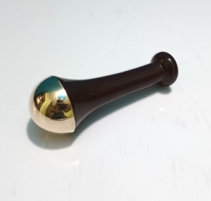 Varita Kansa Hecha a Mano por Senoras, Masajeador Manual Facial y Corporal, Herramienta Ayurvédica de Bronce, Hecho en India - Product Image 3