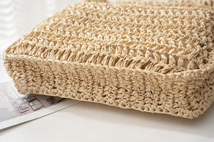 Acelera tu rutina con este moderno bolso de hilo natural con diseño de malla vertical y asas cómodas. - Product Image 4