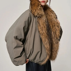 Manteaux d'hiver personnalisés OEM pour femmes, style bomber ample et tendance, rembourrés de duvet de canard blanc, col en fourrure de renard, respirants et très chauds - Product Image 4