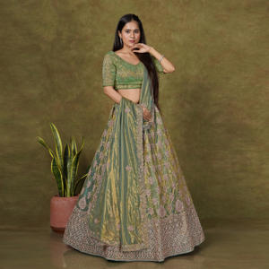 Lehenga Choli de Tela Fandy |   Obra de arte elaborada con lentejuelas y hilo |   Borde festoneado grande |   Dupatta coordinada para ropa festiva de alta calidad - Product Image 1