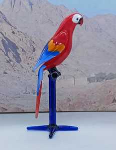 Figurine de perroquet sculptée en verre soufflé à la main, écologique, gravée, couleurs rouge, bleu, ambre, sculpture animale, pièce d'art décorative - Product Image 2