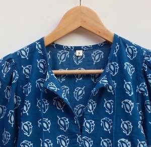 เสื้อกล้ามผู้หญิงลายดอกไม้สไตล์อินเดีย ผ้าฝ้ายพิมพ์ลายด้วยมือ 100% ทรงเอ คอวี แขนพอง ระบายอากาศได้ดี เรียบง่าย สบายๆ - Product Image 4