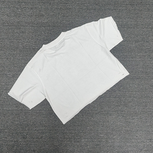 Camiseta Corta de Calidad Personalizada 250GSM con Estampado Puff, Cuello Desgarrado, 100% Algodón, Dobladillo Desgastado, Color Degradado, Casual para Hombre - Product Image 2