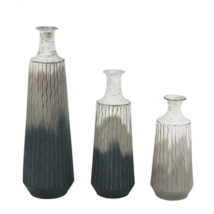 Vase à fleurs en fer de qualité supérieure avec une silhouette contemporaine et une décoration de surface complexe - Product Image 4