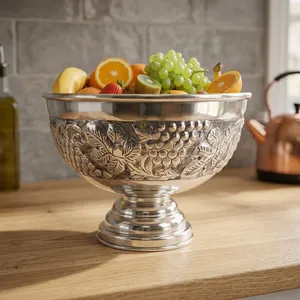 Frutero Decorativo Plateado con Pedestal, Diseño Floral en Relieve, Tazón para Servir Frutas, Frutos Secos, Bocadillos y Postres - Product Image 3