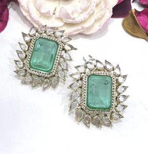 Impresionantes pendientes con acabado plateado y circonitas de la mejor calidad para mujeres y niñas, ideales para looks de noche y fiestas. - Product Image 3