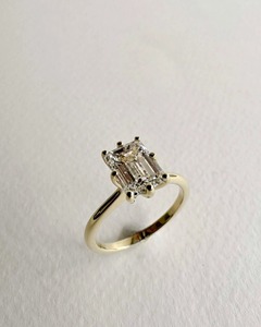 แหวนมอสซาไนต์ทรงเอเมอรัลด์ 2 กะรัต ดีไซน์เรียบหรู ทองคำขาว 14k แหวนหมั้นแบบโซลิแทร์ 8 ขา ดีไซน์วงแหวนตรง - Product Image 1