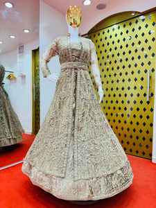 Encogimiento de hombros de trabajo pesado completo con Lehenga de terciopelo, cinturón nupcial y estilo Dupatta Mastani Traje de boda de invierno de tendencia - Product Image 4