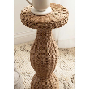 Table d'appoint en rotin au design sculptural unique et élégant, idéale pour votre salon - Product Image 3