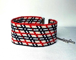 Pulsera de cuentas hecha a mano, rojo, negro, blanco, patrón geométrico, joyería de moda, diseño exquisito - Product Image 1