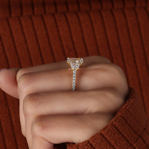 Anillo de Compromiso de Oro de 14K con Tres Piedras y Pavé, Diamante de Laboratorio con Corte Radiante de 2 Quilates Certificado por IGI - Product Image 2