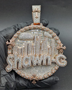 จี้เพชรโมอิสซาไนต์ VVS แบบ Iced Out สไตล์ฮิปฮอป จี้ตัวอักษรสั่งทำได้ จี้เงินแท้ 925 เครื่องประดับแร็ปเปอร์ จี้ทรงกลม - Product Image 1