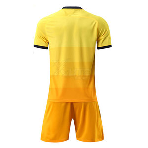 Conjunto de uniforme de fútbol con números, nombres y logotipos personalizados, hechos de tela de poliéster de alta calidad para un mejor rendimiento. - Product Image 2