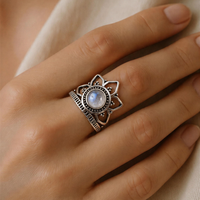 Anillo de cóctel bohemio vintage con piedra lunar, aleación de latón chapado en cobre antiguo, engaste de canal natural, hecho a mano, ligero