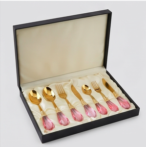 Ensemble de couverts en or avec poignées en cristal rose glamour, passe au lave-vaisselle, idéal pour les mariages et les dîners. - Product Image 6
