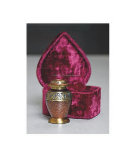 Elegantes urnas de recuerdo de latón hechas a mano para guardar cenizas con diseño de primera calidad para uso conmemorativo - Product Image 1