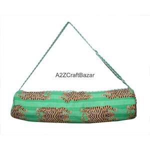 Bolsa de Gimnasio Moderna Boho para Yoga y Playa, con Parches Acolchados en los Hombros, Diseño de Huellas de Manos, Estampado Animal Ecológico y Sostenible - Product Image 1