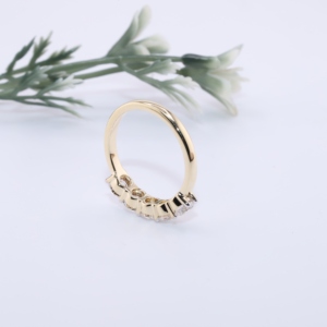Elegante Anillo de Compromiso de Oro Amarillo con Diamante Cultivado en Laboratorio, Banda de Cinco Piedras con Garras Compartidas, Joyería Fina Personalizada, Regalo para Mujer - Product Image 3