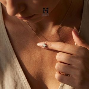 Collier pendentif fleur en or et diamants, bijou floral minimaliste, collier délicat en or 18 carats pour femme - Product Image 3