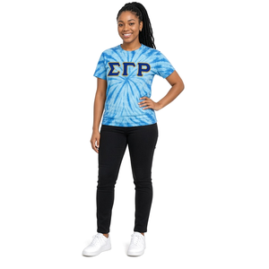 Camiseta de manga corta con cuello redondo y estampado tie-dye azul cielo para mujer, con letras griegas en azul marino y contorno amarillo, camiseta gráfica informal de verano - Product Image 1