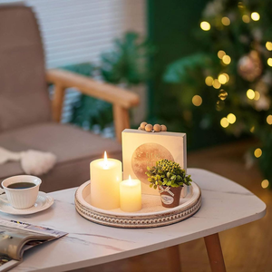 Décoration d'intérieur style ferme : Plateau de service rond en bois rustique blanc délavé avec perles, idéal comme centre de table - Product Image 2