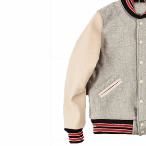 Veste de style universitaire pour homme en mélange de laine grise avec manches crème et bordures rouges et noires, disponible à la vente - Product Image 3