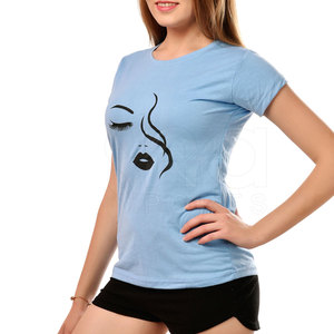 Camiseta Casual Azul Claro para Mujer con Estampado de Cara Negra, Cuello Redondo, Manga Corta, Corte Ajustado, 100% Algodón, Top para Mujer - Product Image 4
