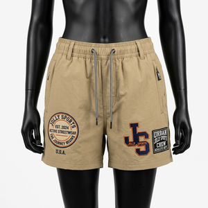 Shorts pour femmes en nylon léger 120 GSM, coupe-vent, kaki, avec patch chenille et logo personnalisé. - Product Image 1