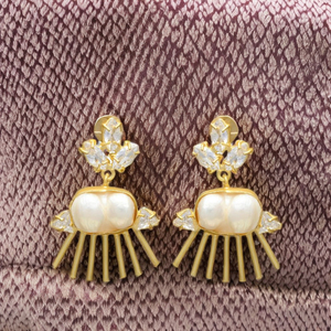 Pendientes de Botón de Latón Estilo Vintage para Mujer, Chapados en Oro de 24K, con Circonita Cúbica, Pequeños Rayos y Perlas de Agua Dulce para Bodas - Product Image 2