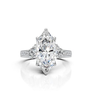 Bague statement en diamant en or blanc 14 carats, bijou audacieux pour homme, avec un diamant central taille marquise - Product Image 1