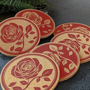 Juego de 6 Posavasos Decorativos para Bebidas y Tazas Mango Steam con Soporte Metálico, Posavasos de Corcho con Estampado de Rosas Rojas - Product Image 5