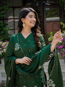 Ensemble Premium Chinnon Plazzo : Kurti Élégant Brodé Col V, Pantalon Assorti et Dupatta – Tenue Ethnique pour Fêtes, Hiver, Été et Festivals - Product Image 5