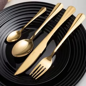 Ensemble de Couverts Métalliques Élégants : Cuillère, Fourchette et Paire de Service – Conçus pour une Présentation de Table Moderne - Product Image 2