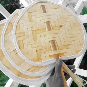 Éventail en bambou lisse et papier d'art pour occasions spéciales et cadeaux décoratifs Vietnam - Product Image 1