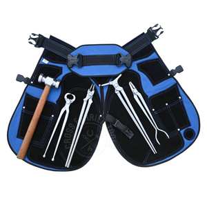 Outils de fermeuse robustes pour fermeurs, comprenant un tablier de fermeur, une pince à feu avec pince à sabots, un écarteur de sabots à long manche et une pince de retrait. - Product Image 1