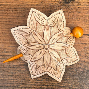 Épingle à cheveux en cuir de vachette usinée à la main de meilleure qualité pour accessoires de cheveux floraux en cuir véritable pour femmes Barrette avec bâton en bois - Product Image 1