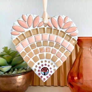 Décoration suspendue en mosaïque de verre TCE, artisanat Art Déco, cœur, fait main, ornemental, ETHEREAL BLUSH BLOSSOM - Product Image 1