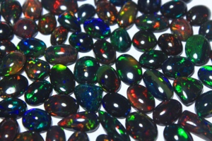 Opale noire éthiopienne naturelle, cabochon de haute qualité, couleur fumée traitée avec jeu de couleurs/effet de feu, pour la fabrication de bijoux, tailles calibrées - Product Image 5