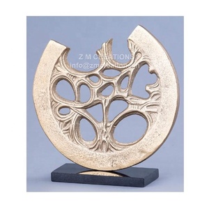 Sculpture de décoration intérieure moderne en métal doré Statue de feuille unique avec base en marbre noir Sculpture d'objet de décoration intérieure moderne à vendre - Product Image 1