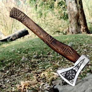 Hacha Vikinga Hecha a Mano THEWIZ CRAFTS con Espiga Plana, Hoja de Acero al Carbono Grabada, Mango de Madera Tallado con Runas Nórdicas y Patrón Vegvisir - Product Image 1