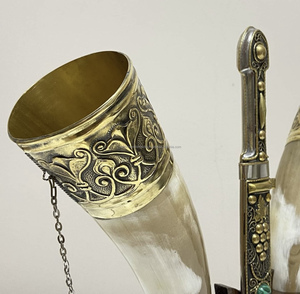 Corne à boire sculptée traditionnelle de style viking antique fabriquée à la main Ale Beer Mead Gravures personnalisées Collection antique - Product Image 4