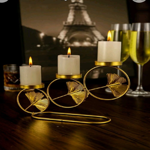 Elegante candelabro plateado con forma de rama de árbol y cinco portavelas de vidrio mercurizado para un brillo deslumbrante. Disponible a precios de mayorista. - Product Image 3