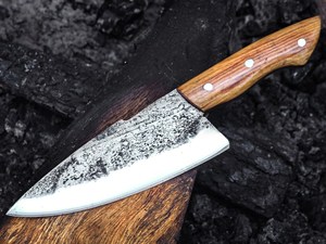 Cuchillo de Chef Hecho a Mano, Forjado en Acero al Carbono, con Mango de Madera de Olivo Natural, Afilado como una Navaja - Product Image 4