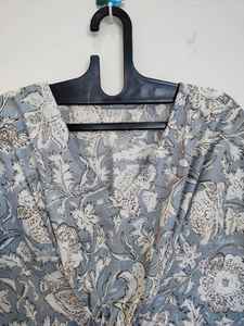 Vestido Kaftan Floral Hecho a Mano en India, Ligero, Color Gris, para Playa o Festival - Product Image 3