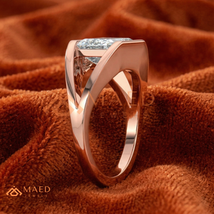 แหวนหมั้นทองคำขาว 14K/18K ประดับมรกตทรงเหลี่ยมพร้อมกรอบแบบ Bezel Bar Setting |   แหวนแต่งงานสไตล์มินิมอลร่วมสมัยสำหรับผู้หญิง - Product Image 2