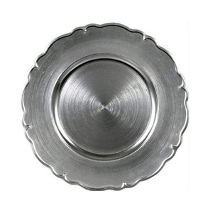 Plato de Presentación Clásico de Metal Plateado con Borde Festoneado, Acabado Cepillado, Decorativo, Elegante para Decoración de Mesa en Bodas y Catering - Product Image 1