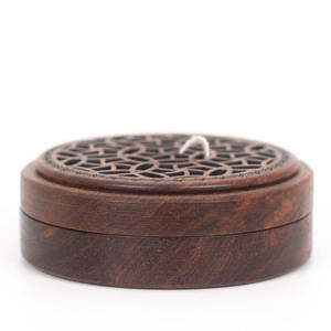 Quemador de Bakhoor de Madera Natural Ecológico con Diseño Decorativo Tallado y Copa de Incienso de Metal para Uso en Salas de Oración y Aromaterapia - Product Image 1