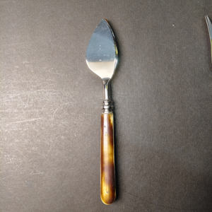 Juego de 4 Cuchillos para Queso de Lujo, Diseño Clásico, Mangos Ecológicos de Resina Imitación Ámbar, Rebanador, Esparcidor, Tenedor y Pala de Acero Inoxidable - Product Image 4