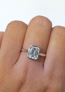 Bague de fiançailles de luxe unique en or massif 14 carats avec diamant de laboratoire taille émeraude 2 carats, sertissage clos, certifiée IGI, solitaire - Product Image 6